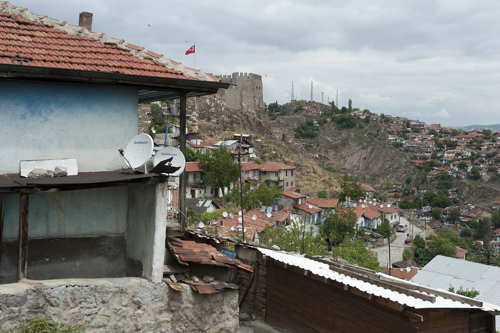 Ankara Kalesi çevresinde yürüyüş yolu