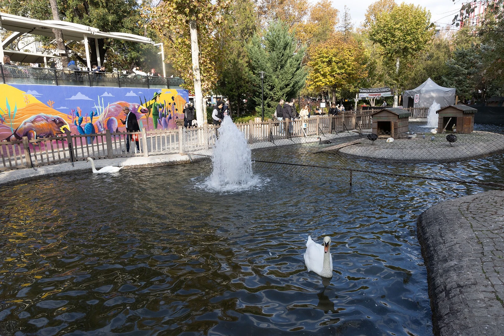 Ankara Kuğulu Park çevresinde yürüyen insanlar